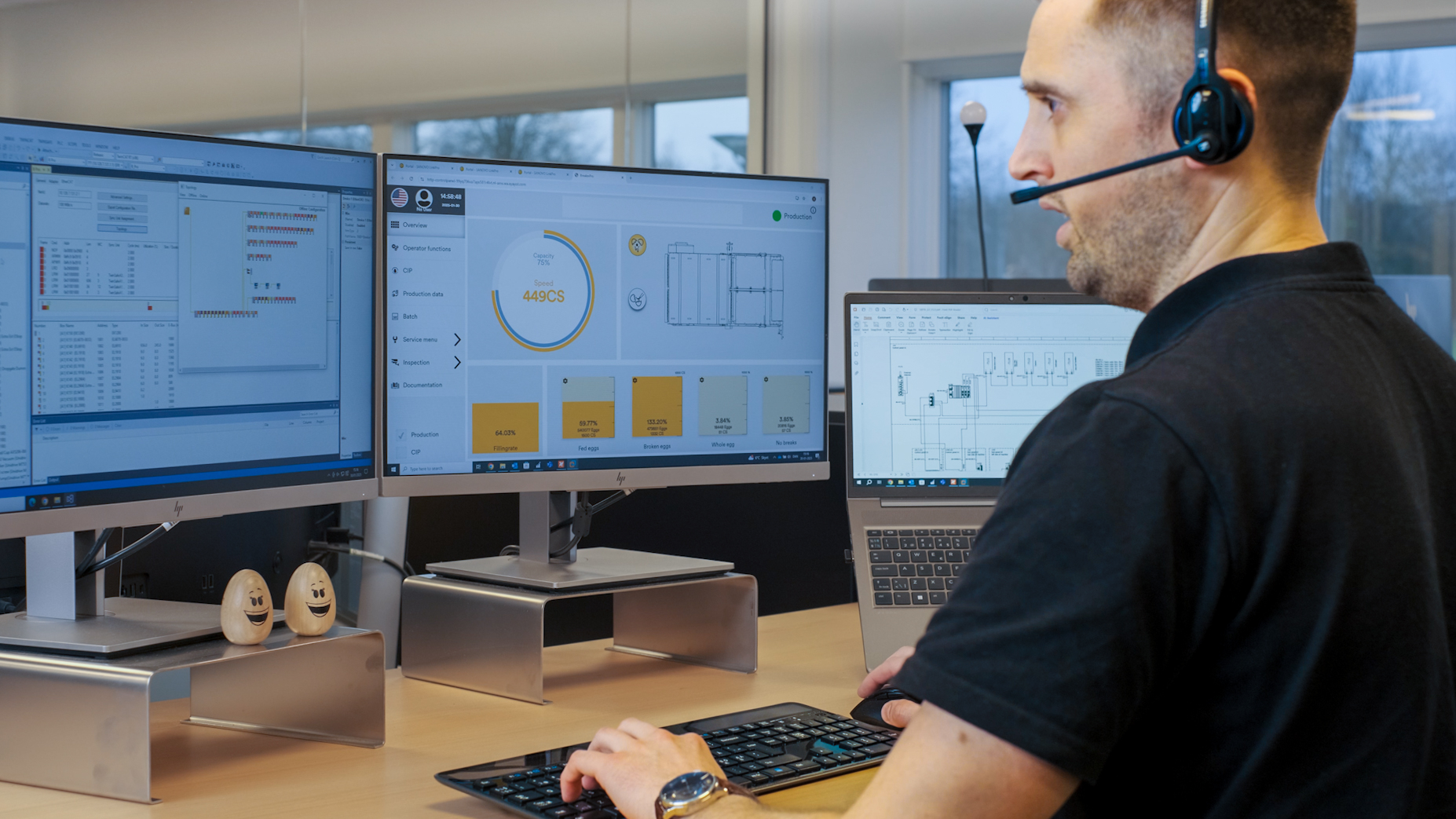 SANOVO employee helping remotely in front of PC with LinkPro 