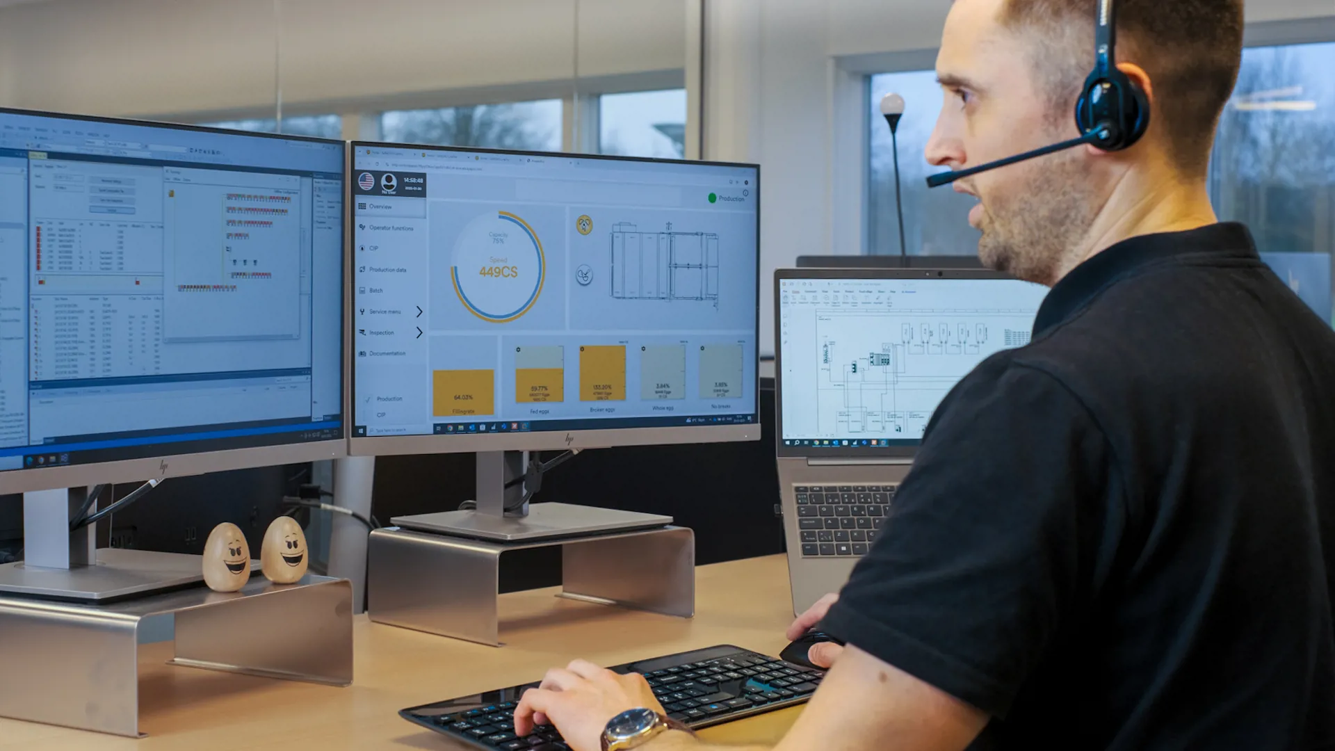 SANOVO employee helping remotely in front of PC with LinkPro