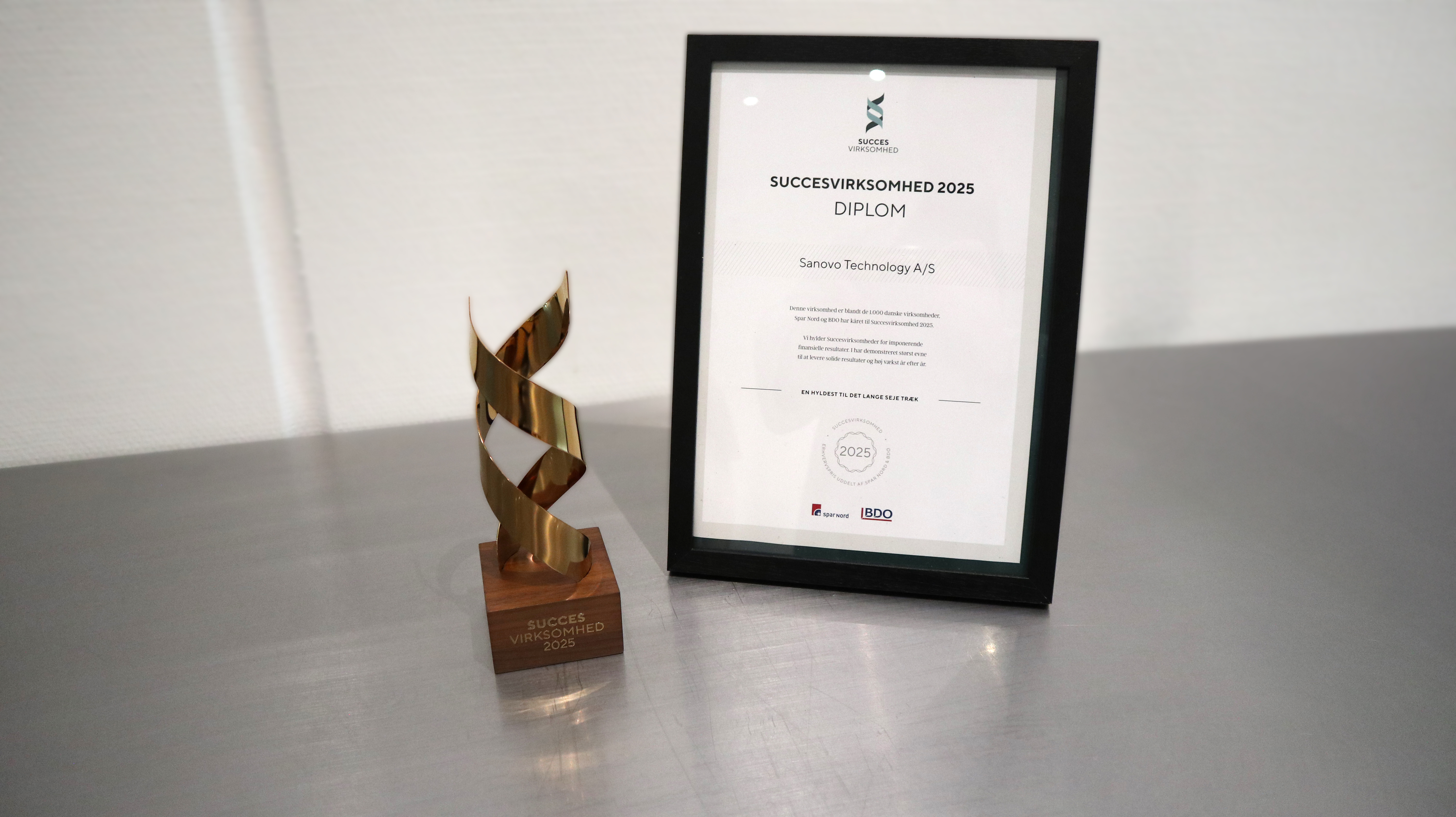 Successvirksomhed 2025 diploma and trophy.