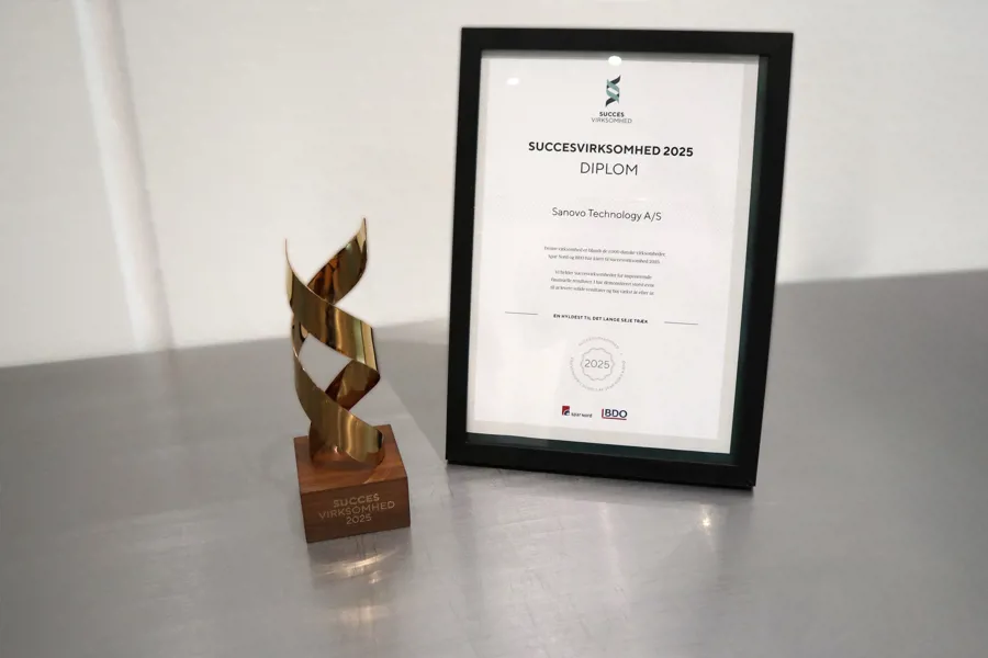 Successvirksomhed 2025 diploma and trophy.