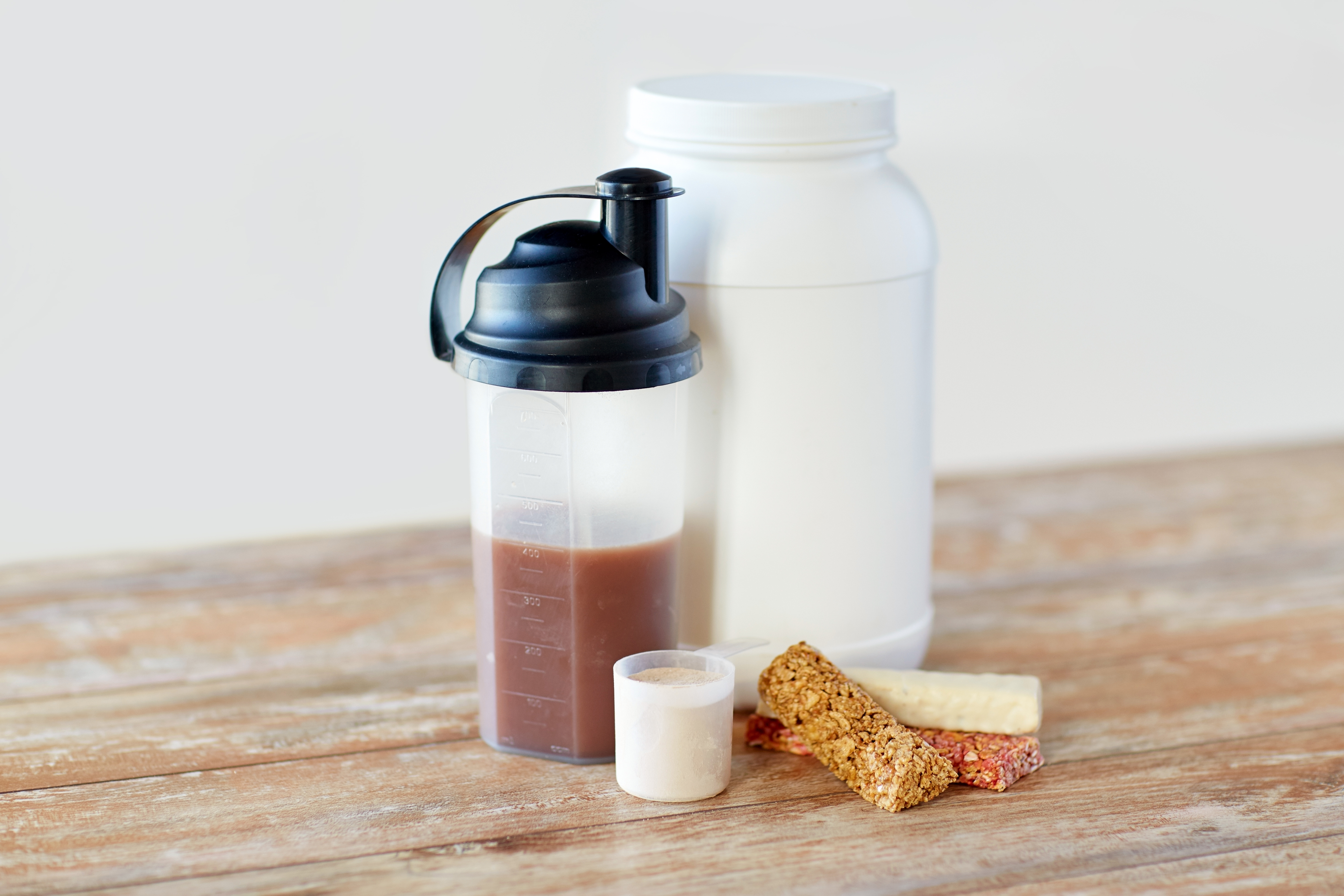Protein powder, shake, and bars showing egg white protein use in sports nutrition with MAXAMYL™NPU.