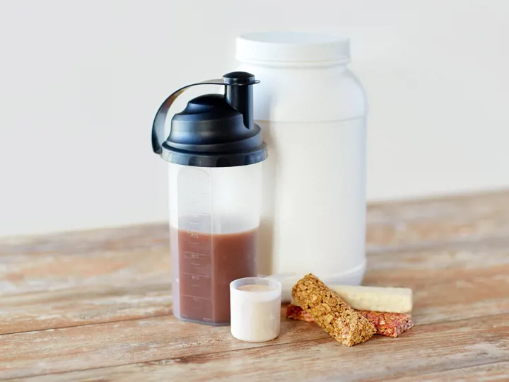 Protein powder, shake, and bars showing egg white protein use in sports nutrition with MAXAMYL™NPU.
