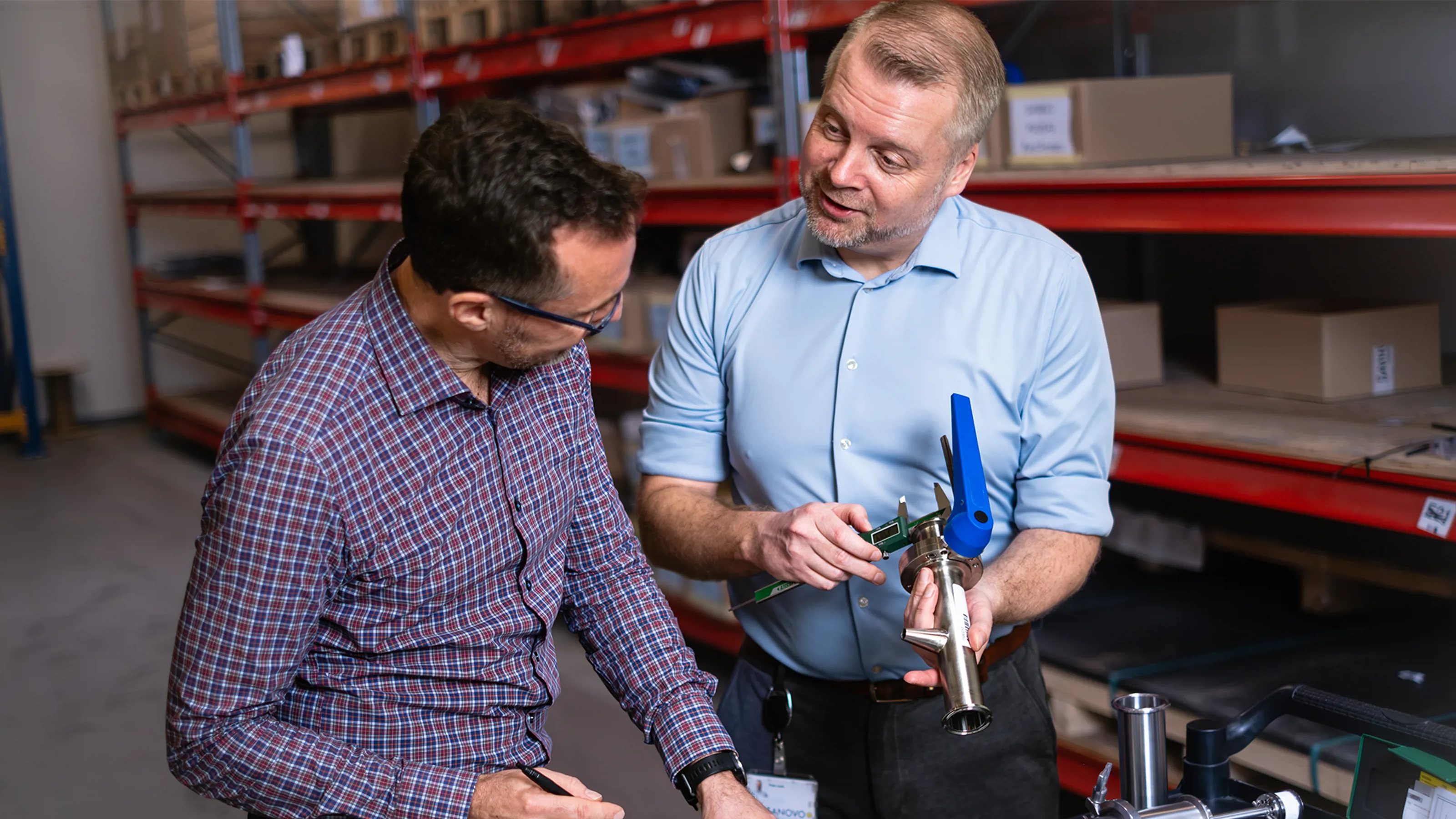 A customer service technician assisting with knowledge about a machine component during service consultation.