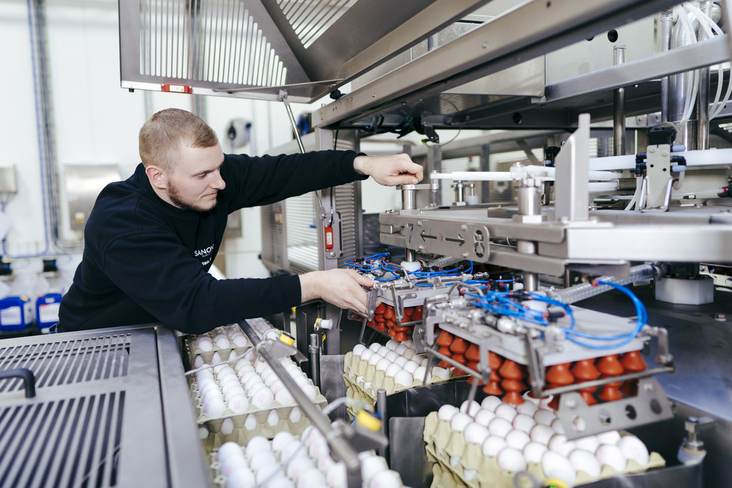 SANOVO Technician checking a OptiLoader