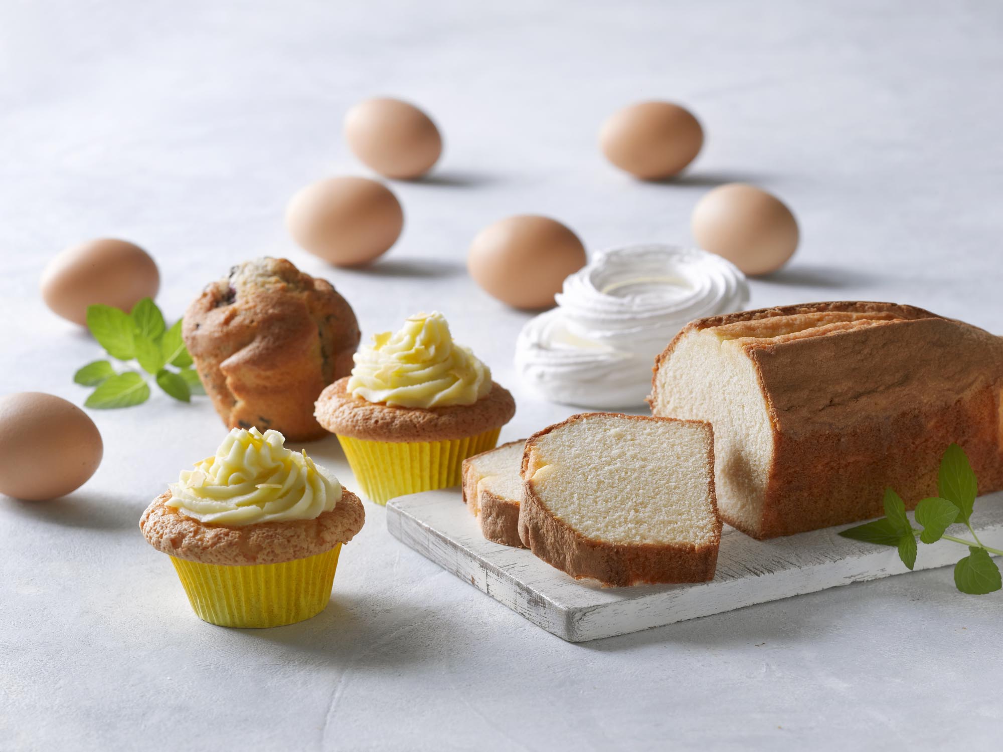 Cupcakes and bread symbolizing improved baking properties and protein solubility of de-sugared egg powders with MAXAPAL™GO4, offered by SANOVO PROCESS SOLUTIONS.