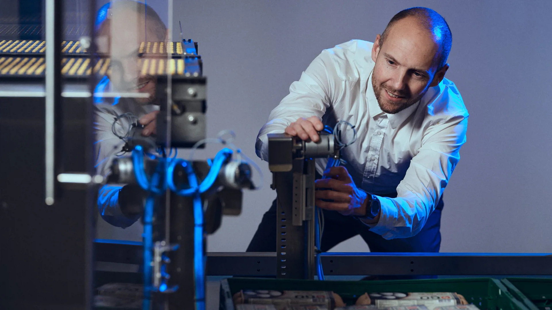 Karsten Matthiesen, R&D Director at SANOVO TECHNOLOGY GROUP checking out a robot