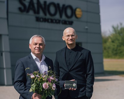 Michael Midskov and Christian Stadil holding the Best Managed Companies 2023 diploma.