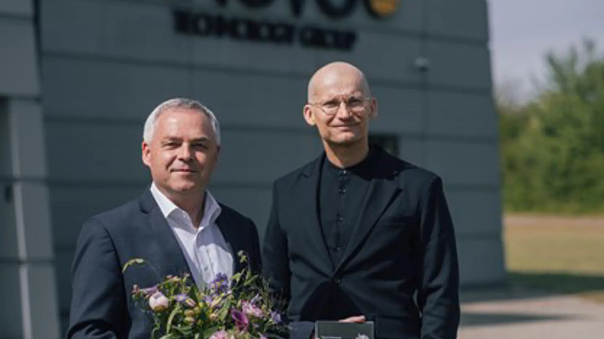 Michael Midskov and Christian Stadil holding the Best Managed Companies 2023 diploma.