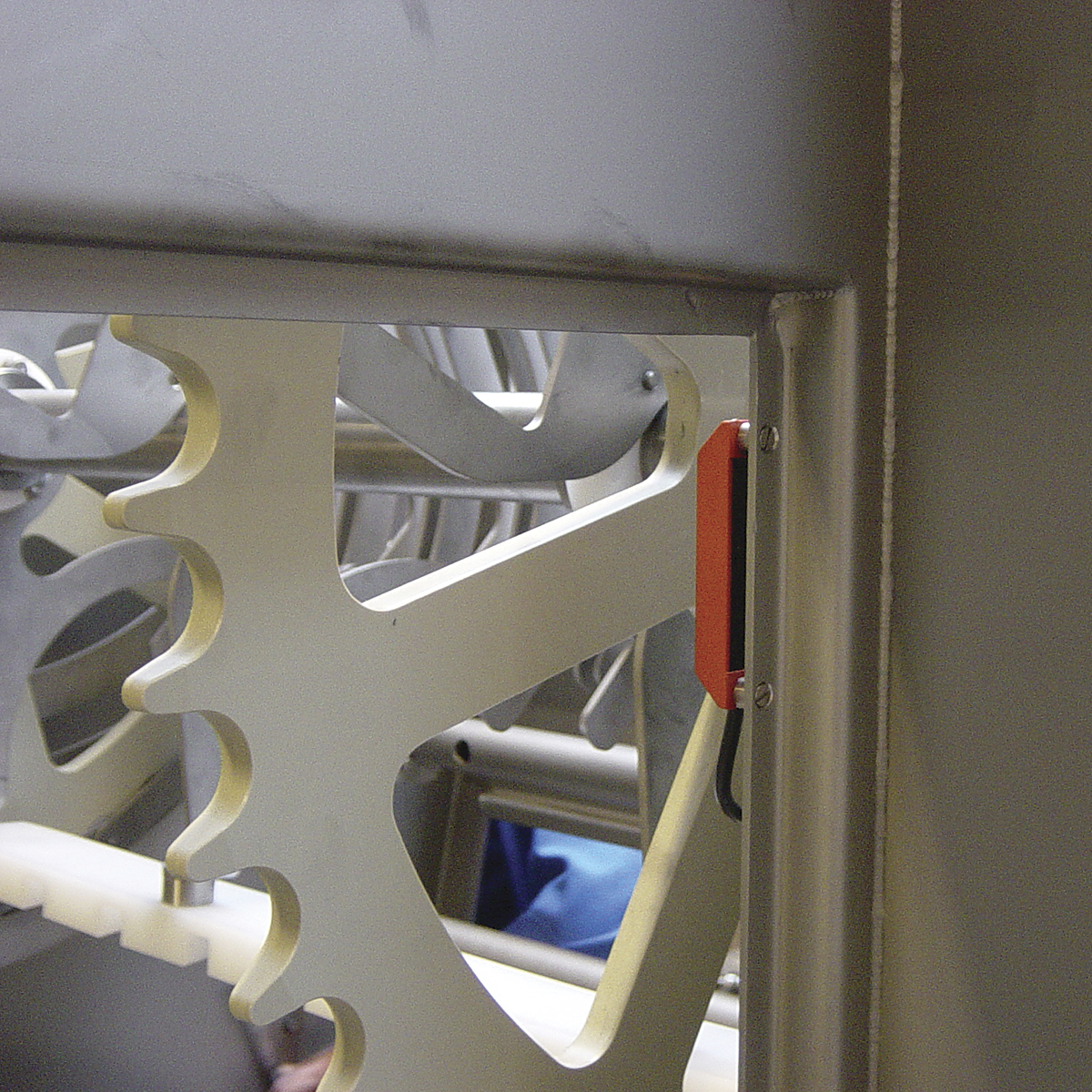 Safety switch integrated into the SANOVO OptiBreaker’s protective fencing.