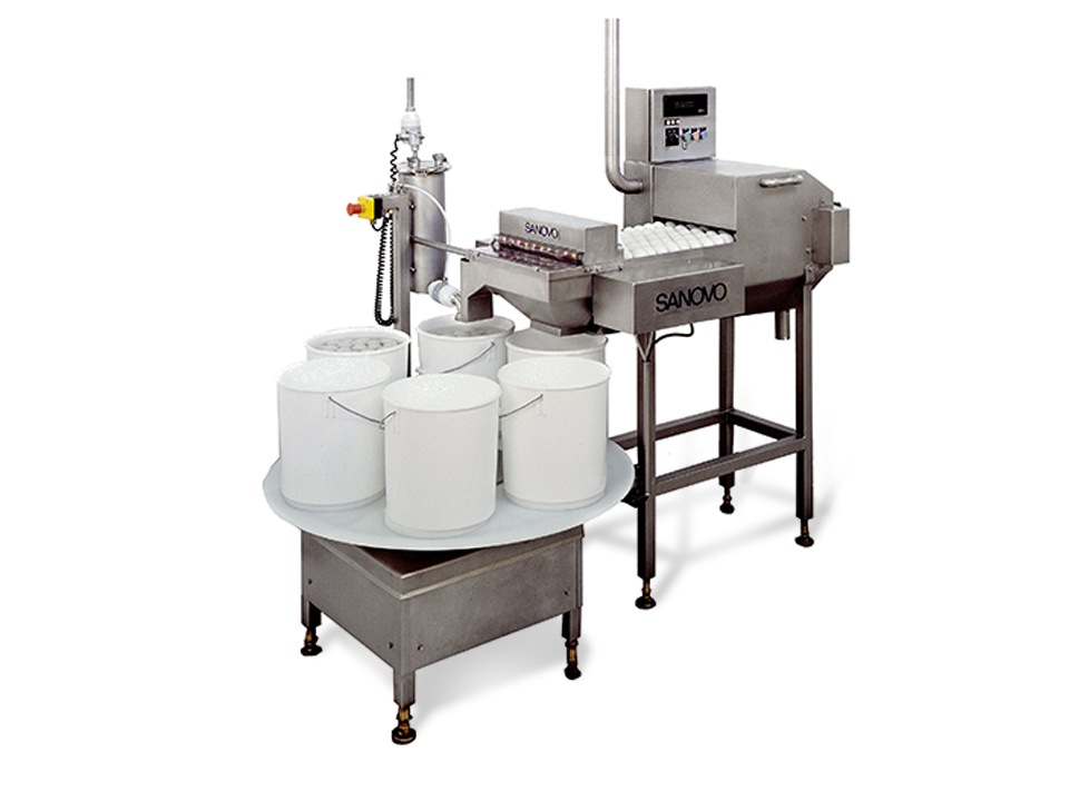 SANOVO Bucket Filler SPS 24000 automatically counting and dosing boiled eggs into buckets.